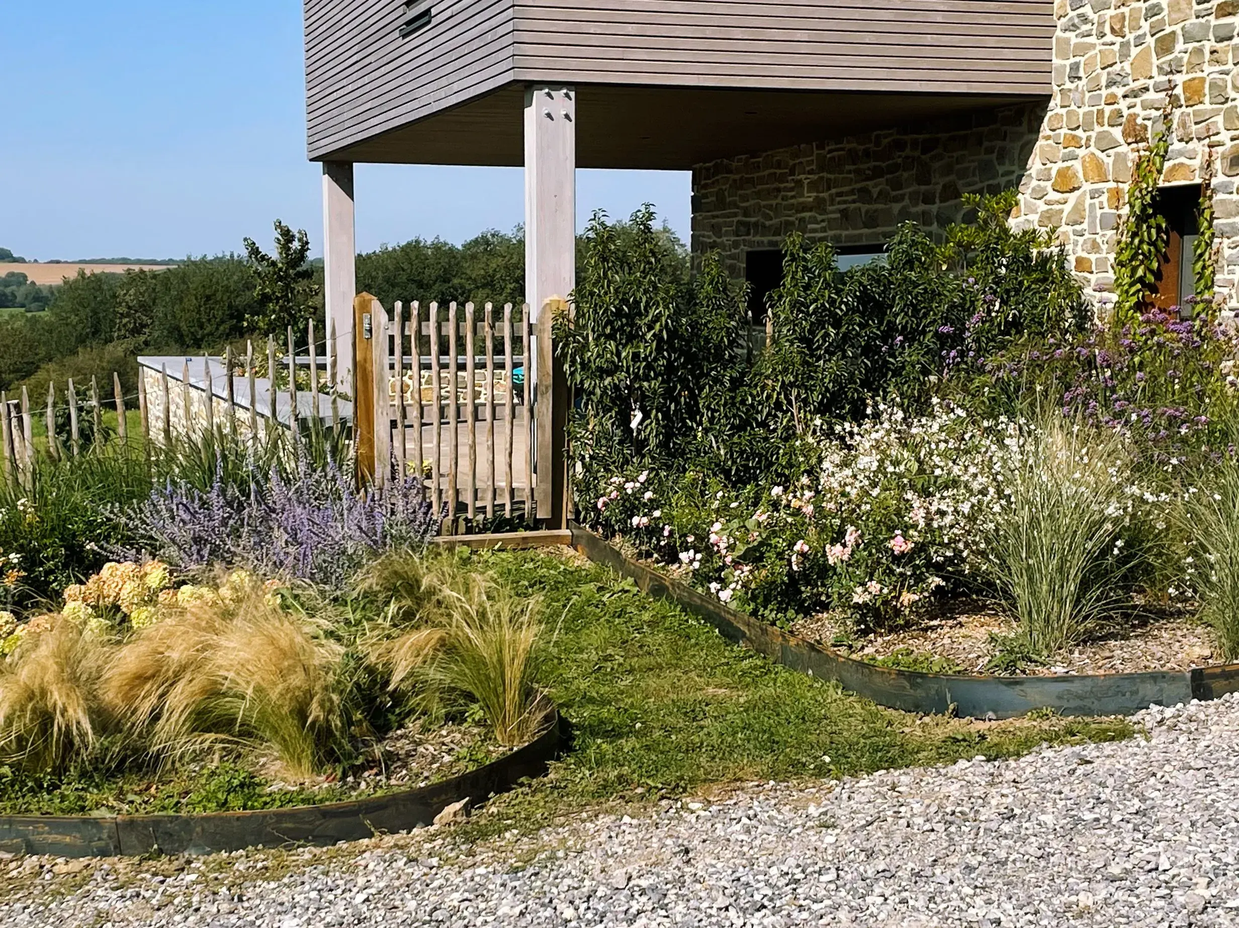 Jardin paysager créé et aménagé par Hypérion Élagage